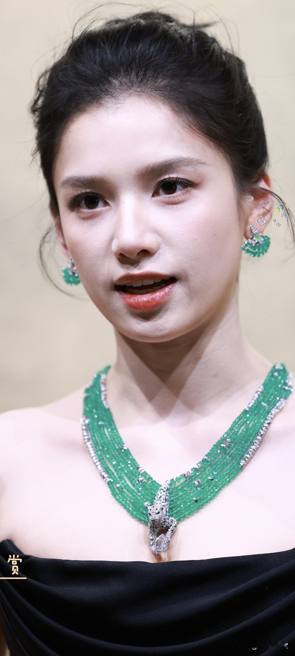 张婧仪北京Cartier生图美貌祖母绿高珠完美适配婧仪这张权威高级脸！这波是祖