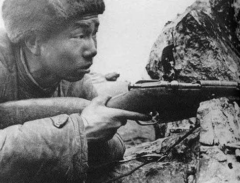 1953年，美国顶级狙击手艾克上校开枪打中了一名志愿军战士，让其掉进了壕沟中，大
