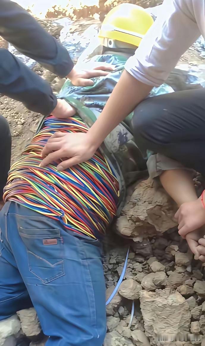 看看这位…为了卖点破烂钱给工地带来了多么大的损失和麻烦…这下巴比丘了吧朋