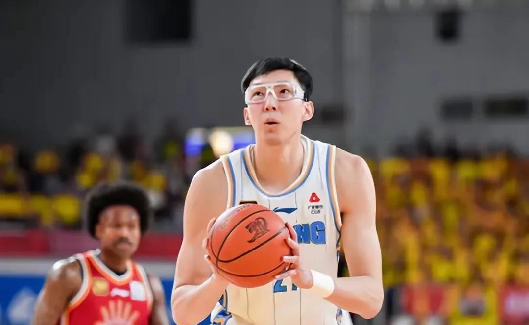 在篮球的阵容里，不同位置有着不同的作用。周琦打5号位，胡金秋打4号位，不能简单对