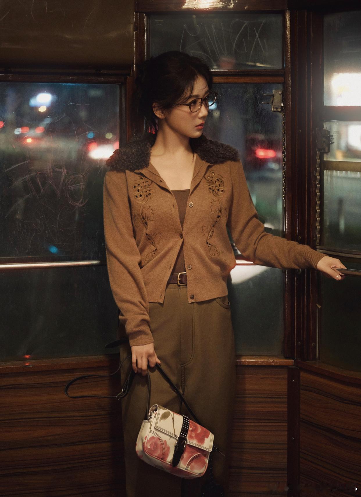 1.杨紫拿下白玉兰视后的红利已经显现，近两个月她接连新增了五个商业代言，资源提