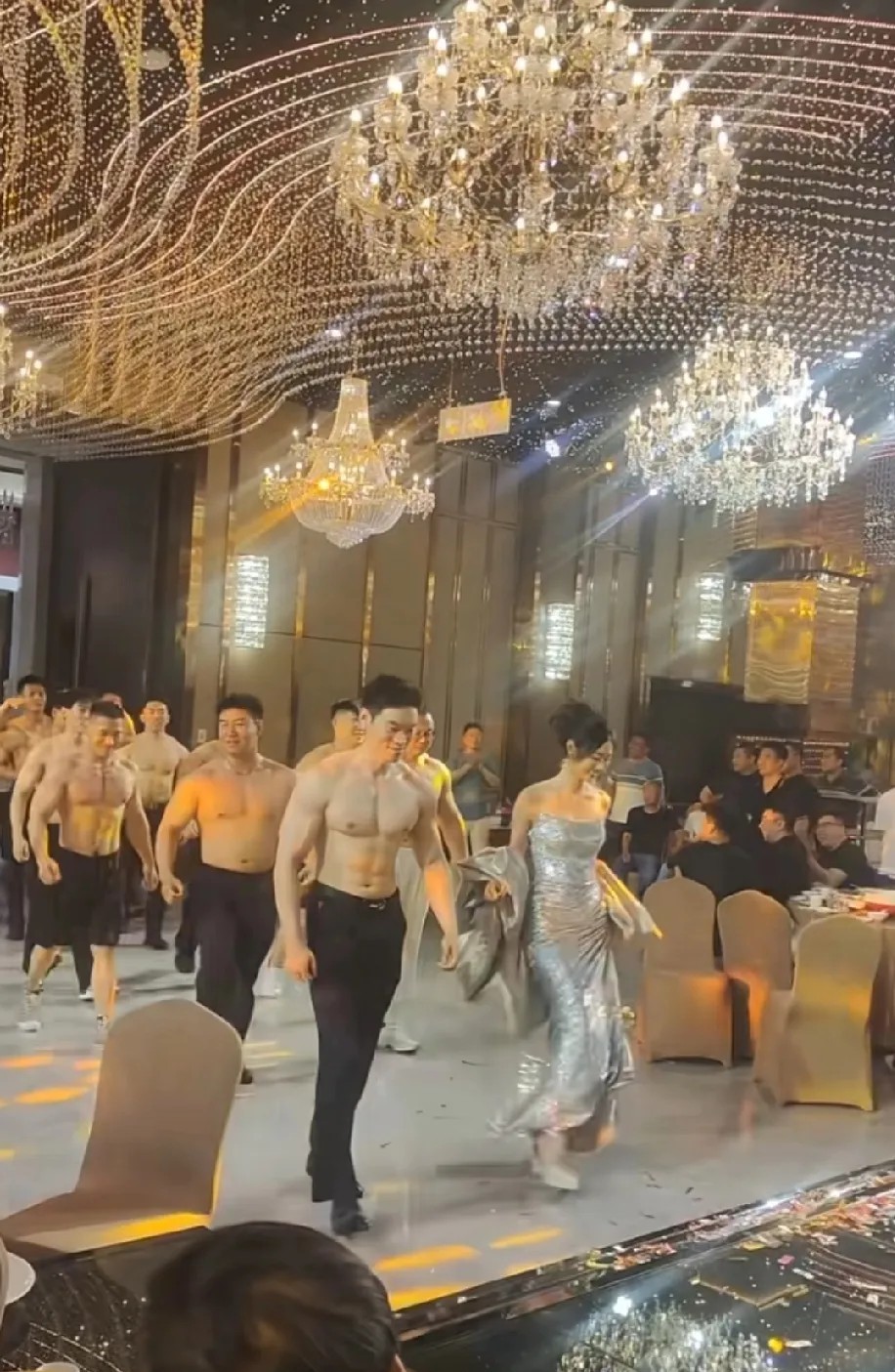 第二个大哥，你也敢混进队伍里！没点腹肌的，你还好意思出来显示了？