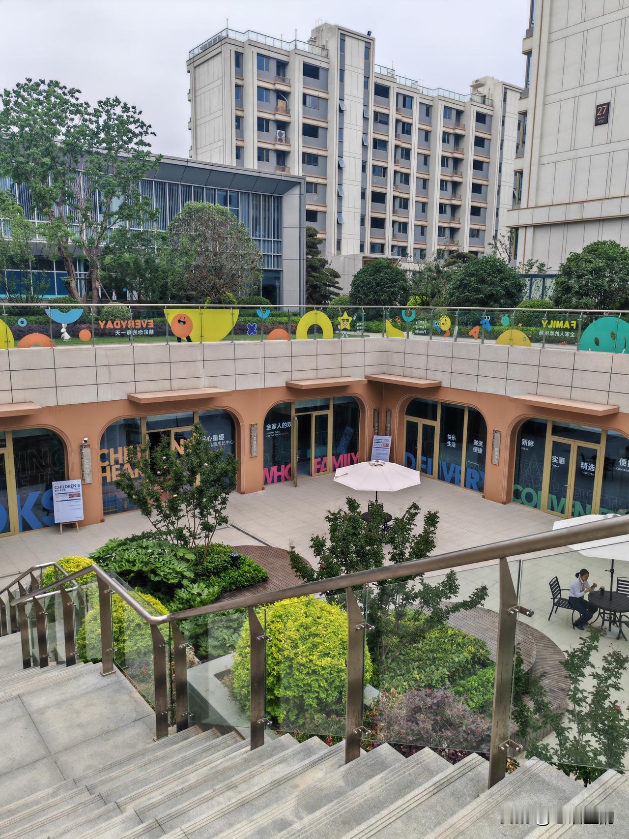 你敢信吗？这就是皖北十八线小县城房价7000块钱每平方的小区。而这，大多数房