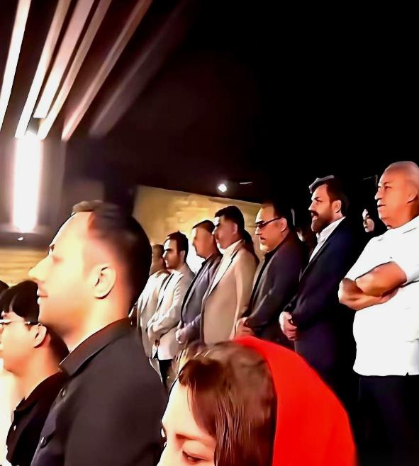 你知道伊朗人现在怎么看我们吗？他们说，放眼全球，几十年里，真正把美国人从战场上打