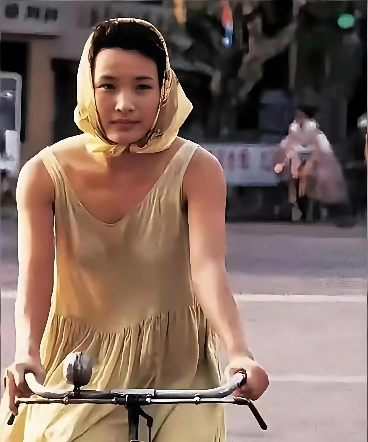 现在还有人认识她吗？1988年，27岁的她骑着破旧的永久牌自行车在上海街头缓缓而