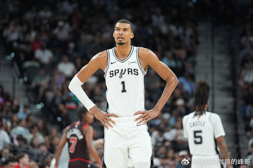 近日，库里在接受采访时谈到了马刺和文班亚马。谈到马刺需要去适配文班亚马的打法、并