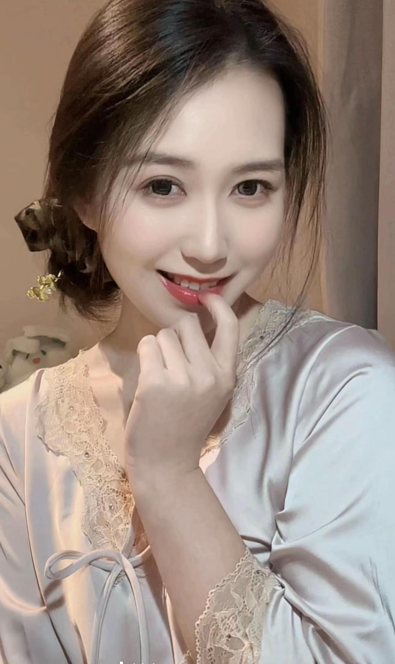 清晨枕边低语晨曦蹑足爬上窗棂，将纱帘染成半透明的金，窗外的鸟鸣细碎如絮，轻