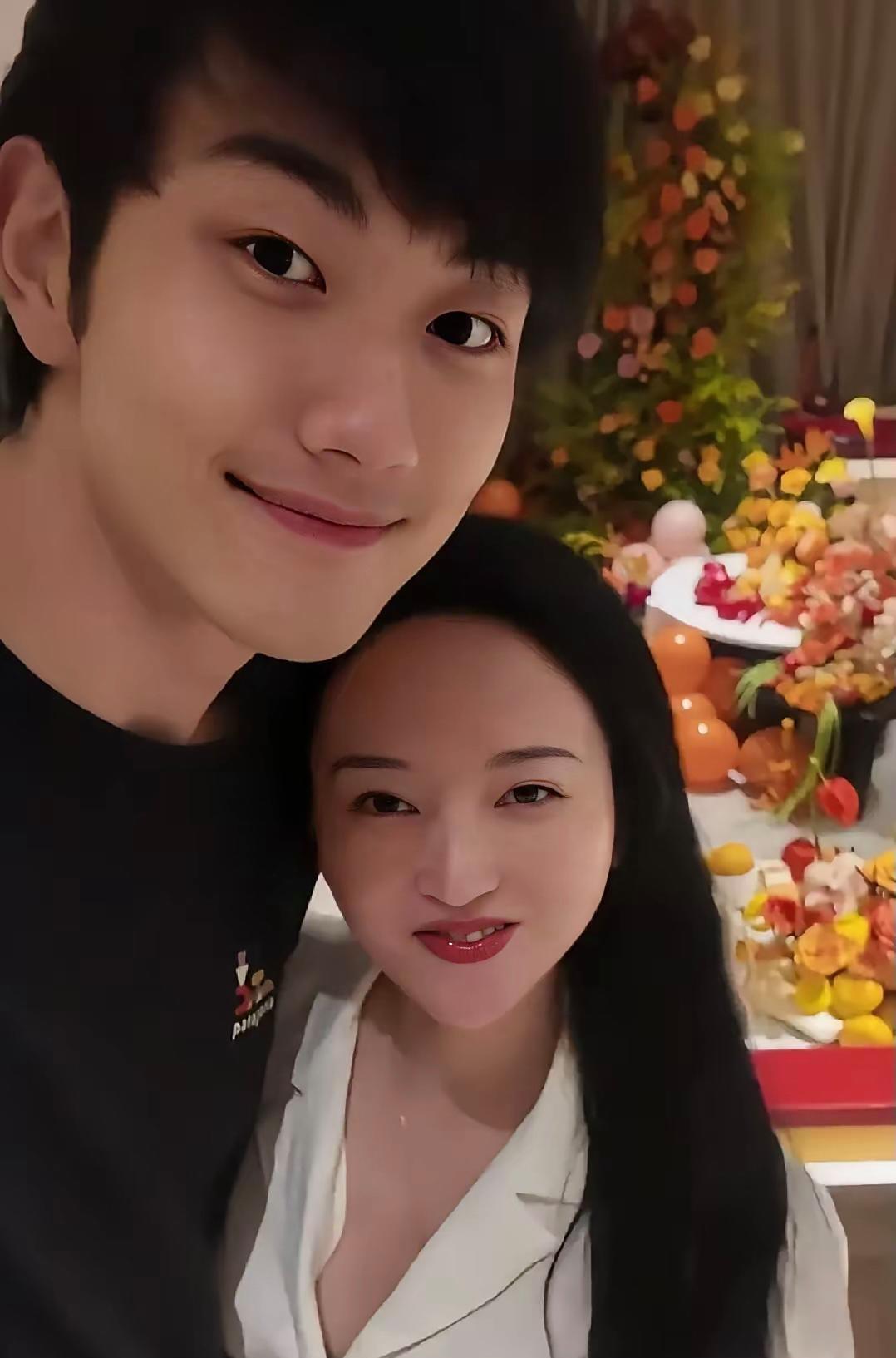 你告诉我这是金莎，我差点以为这是杨钰莹呢。金莎和小男友孙丞潇相差17岁，年龄感还