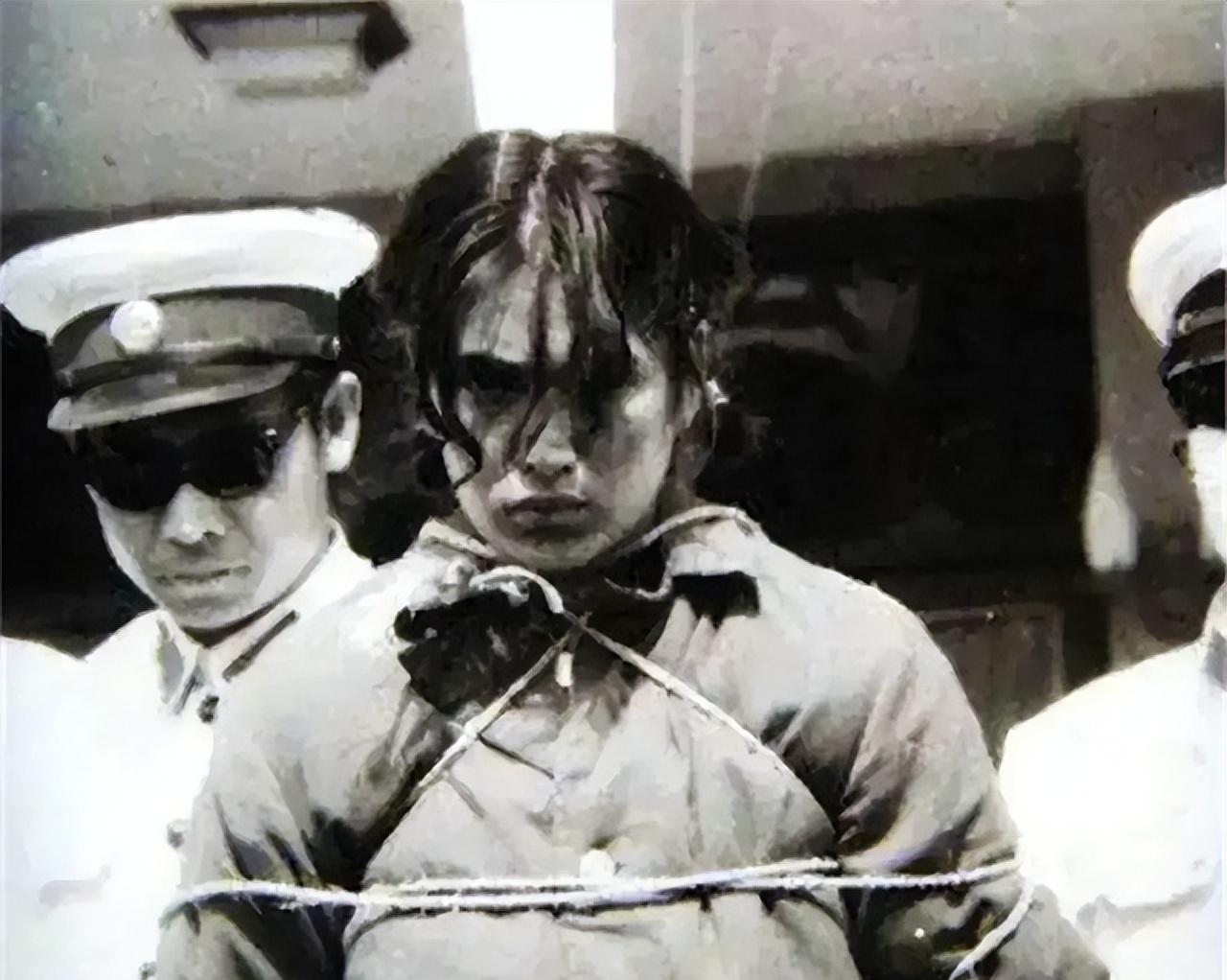 1983年严打时期，四川省重庆市巴县的一名女死刑犯被押赴刑场执行枪决的情形。