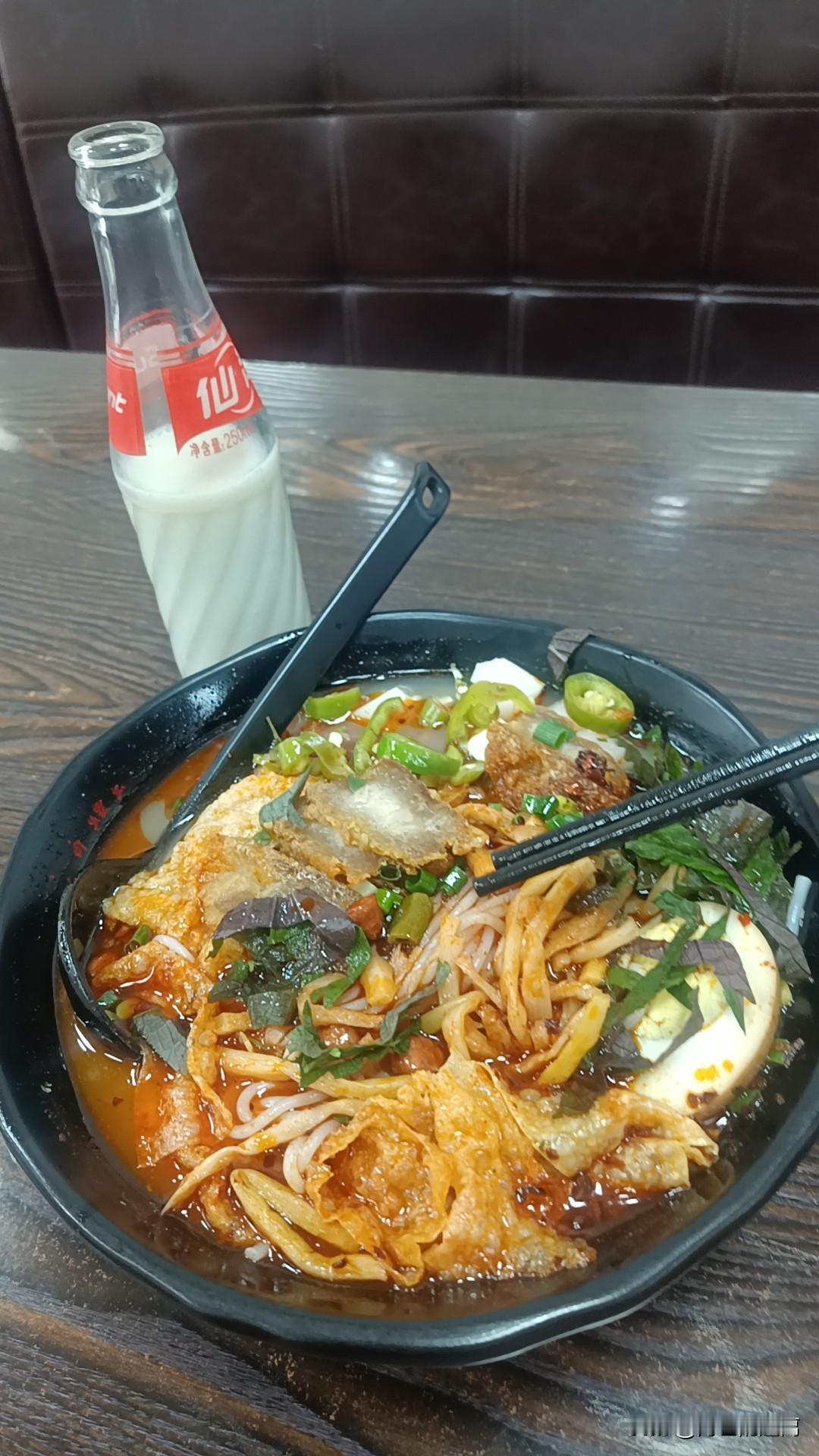 今晚这碗螺蛳粉简直是我的快乐，下班后赶紧给自己安排上。那酸笋的味儿一飘出来，