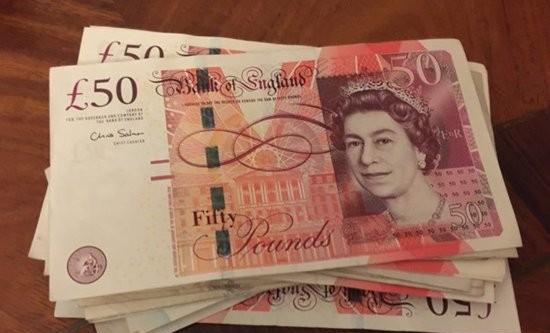 【英国人开始囤积现金】不同于中国人现金越用越少的原因是移动支付，英国等西方工业发