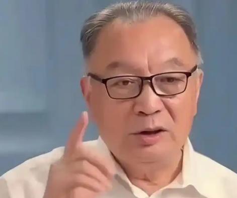 温铁军教授以前说过一段话，听着挺扎心，他说美国其实已经把咱们的两层外衣给扯下来了