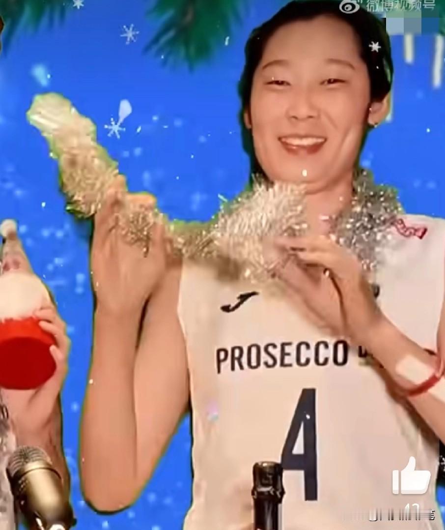 笑得肚疼[捂脸哭]，朱婷的圣诞party好欢乐啊[呲牙笑]，进来看看瞧，朱婷和队友