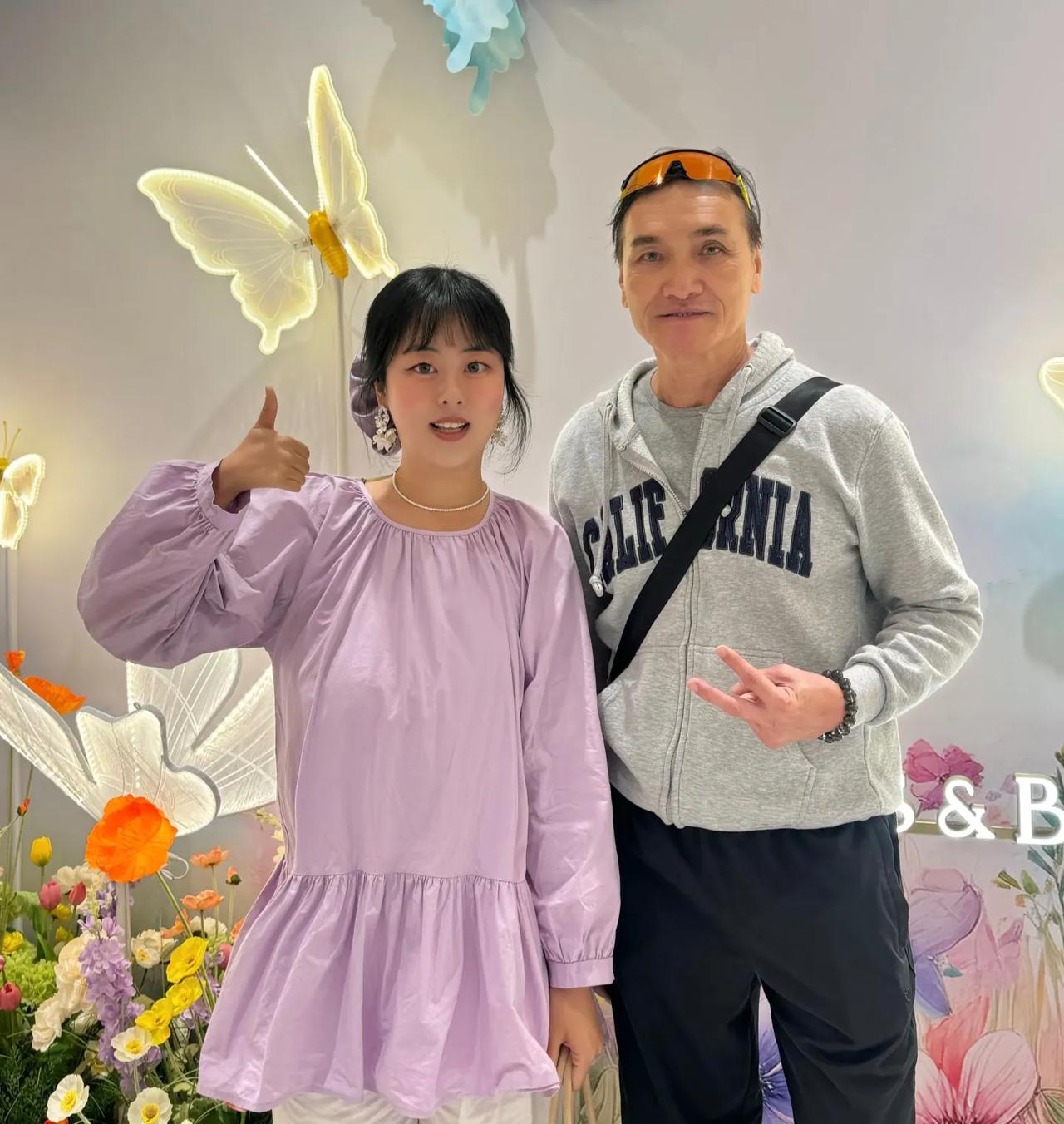 在成都偶遇香港老戏骨陪妻子办花艺展，非常面熟，有人认得他吗？3月29日，多位网