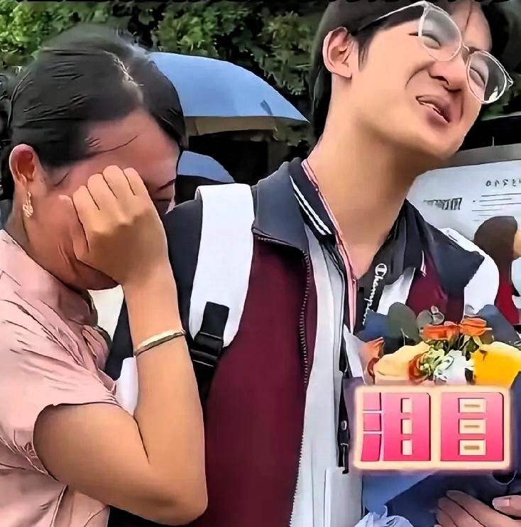 妈妈去世后三岁男孩跟着小姨生活，如今男孩被清华录取，小姨喜极而泣:姐姐我替你把