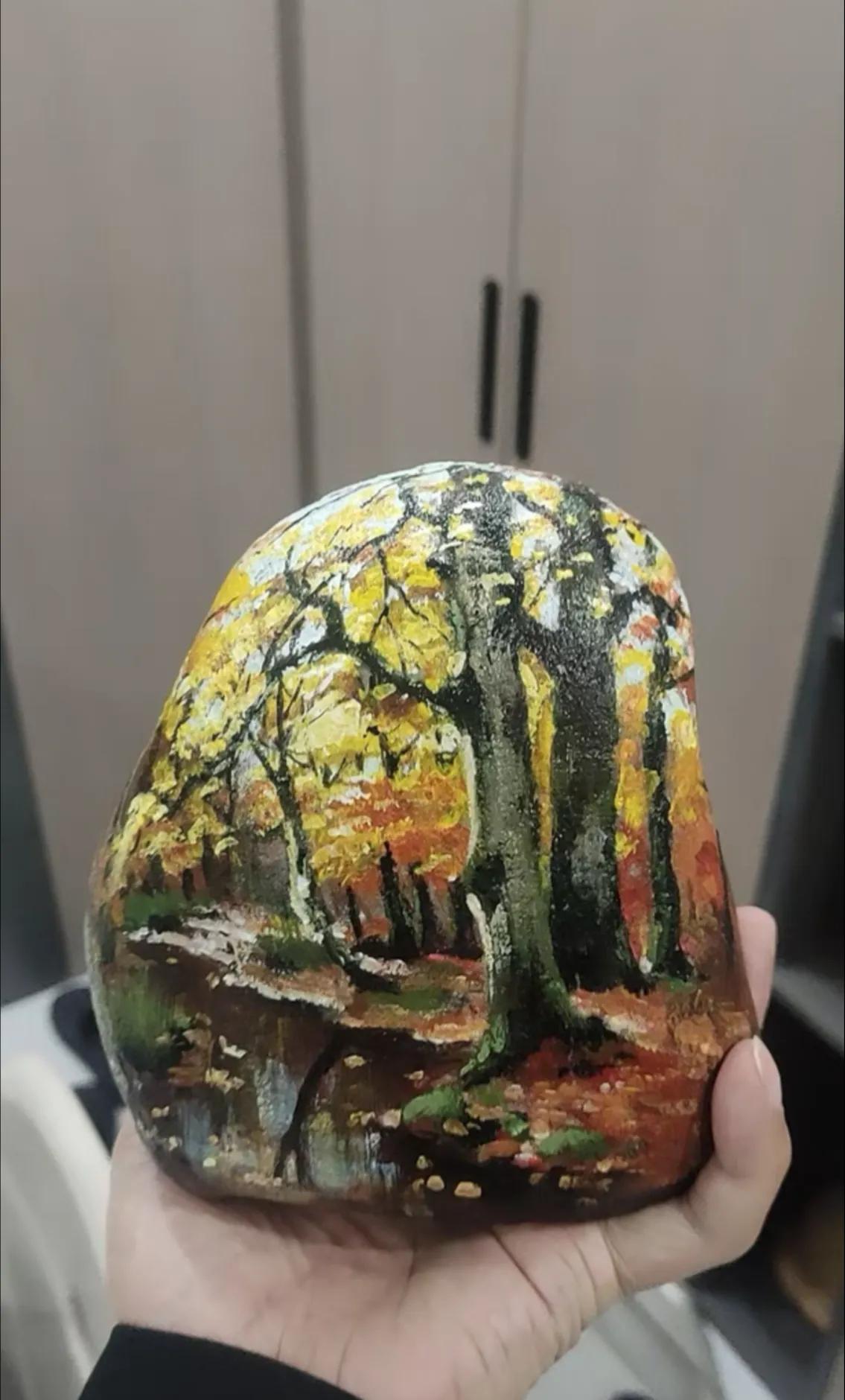花了两千块在路边地摊看到一块奇石，老板说是在河滩上捡到的一块天然石，拿回家越看越