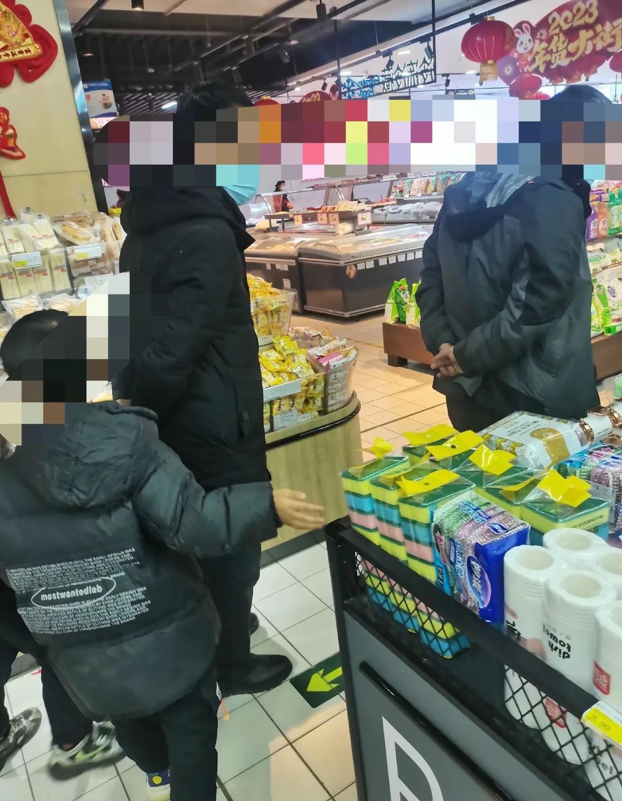 天津一男子因为老婆出轨，果断选择了离婚，一年后他在超市遇到了前岳父，前岳父说他女