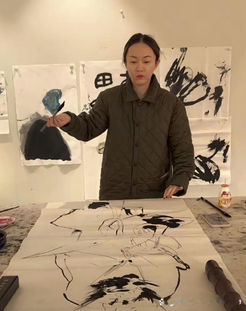 霍思燕素颜在画画，差点没认出来。这跟普通人没两样啊