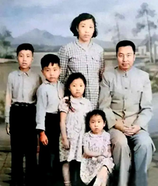 华国锋有四个孩子，都担任过什么职务呢？很多人不知道的是，“华国锋”这个名字其实是