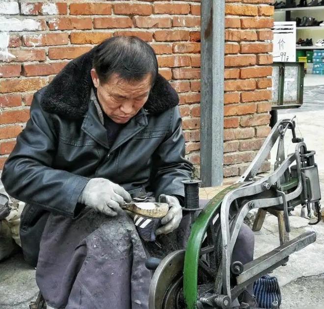 山东平度，一颗腰带螺丝，竟让一场小事酿成无法挽回的悲剧。 男子崔某修腰带丢了