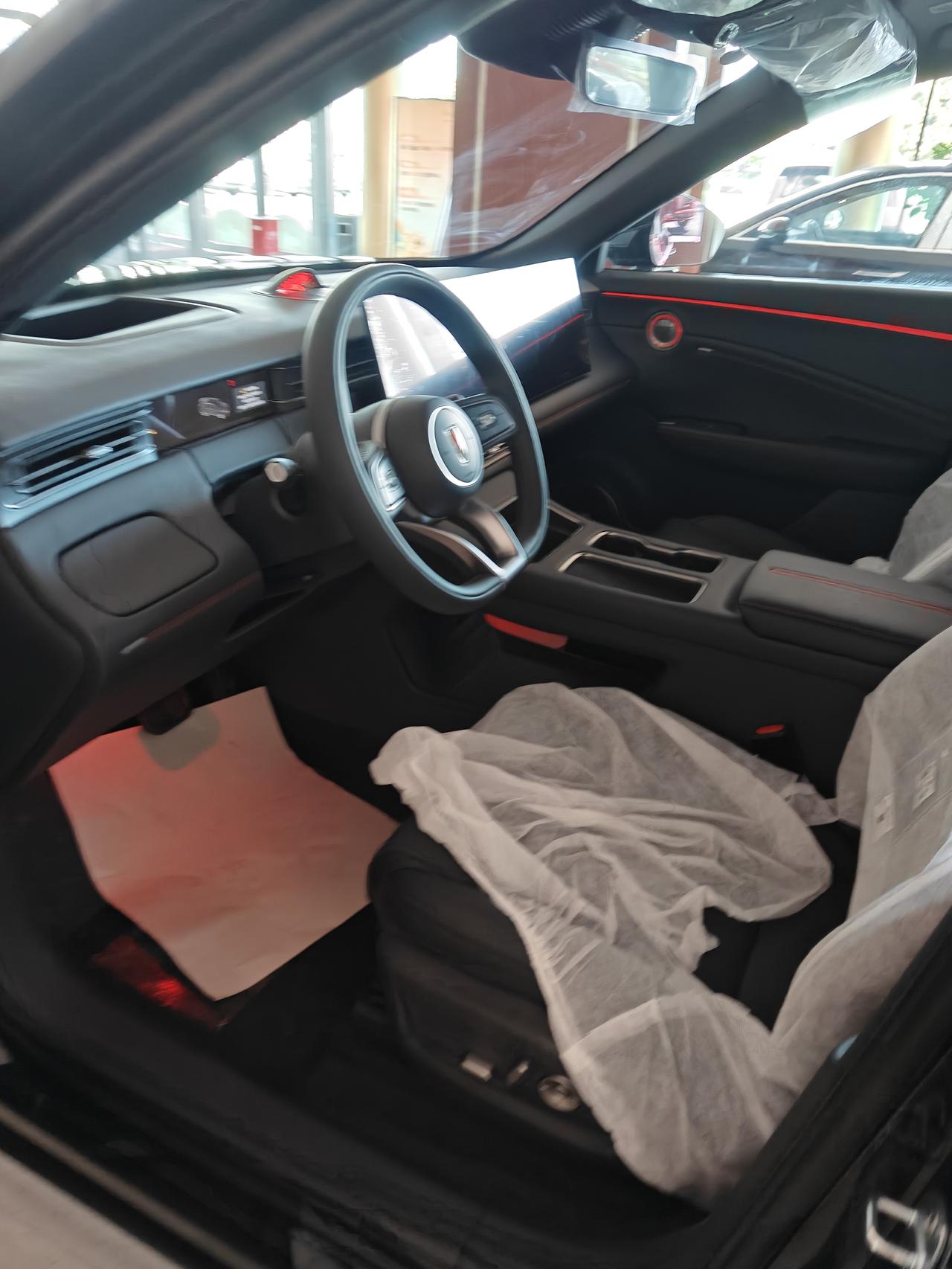 前几天到红旗4S店随意转转，刚好碰到新车红旗HS6PHEV版本到店。围了很多人