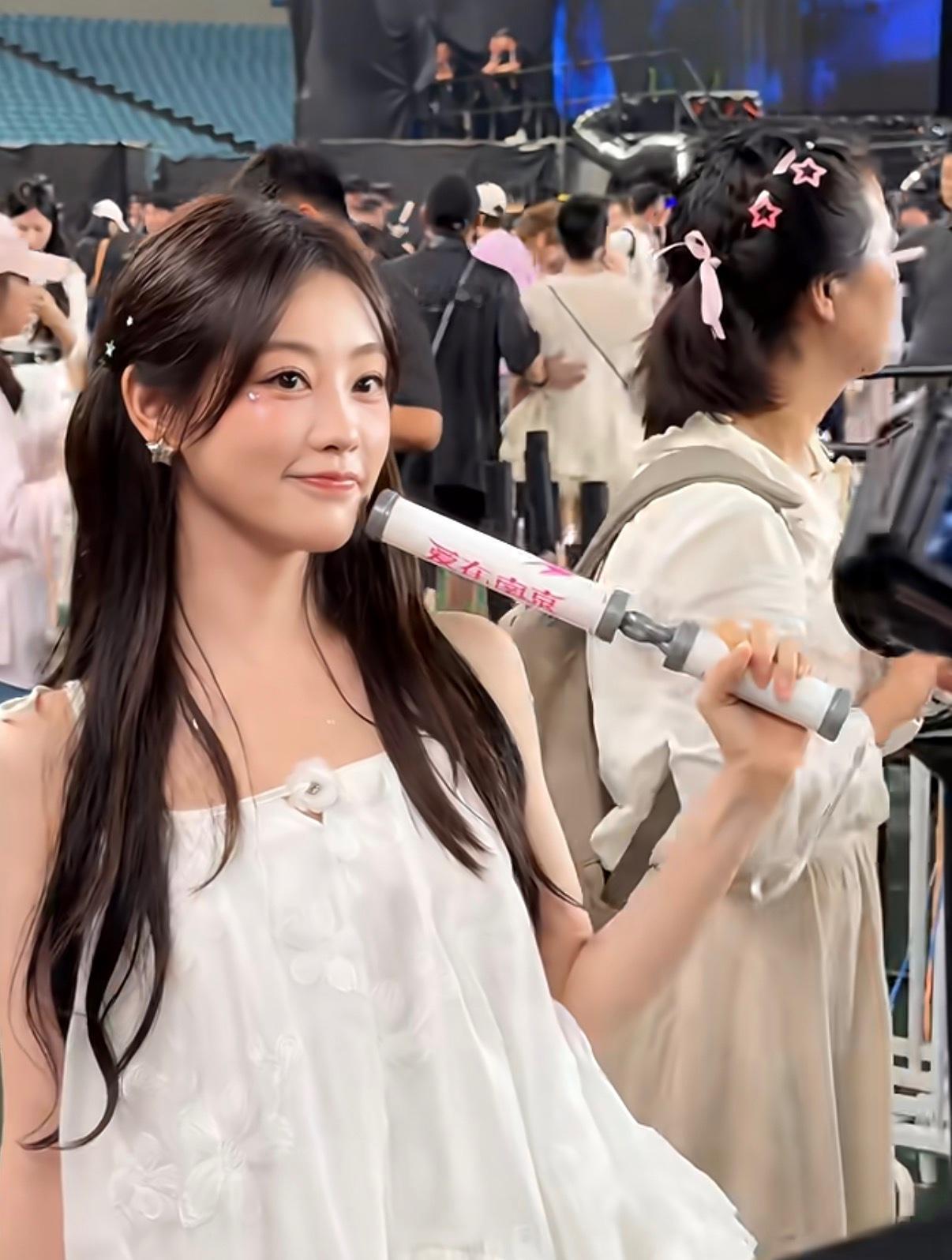 周杰伦南京演唱会偶遇到了祝绪丹，不会只有我一个人觉得她长得有点像张含韵吧！都是那