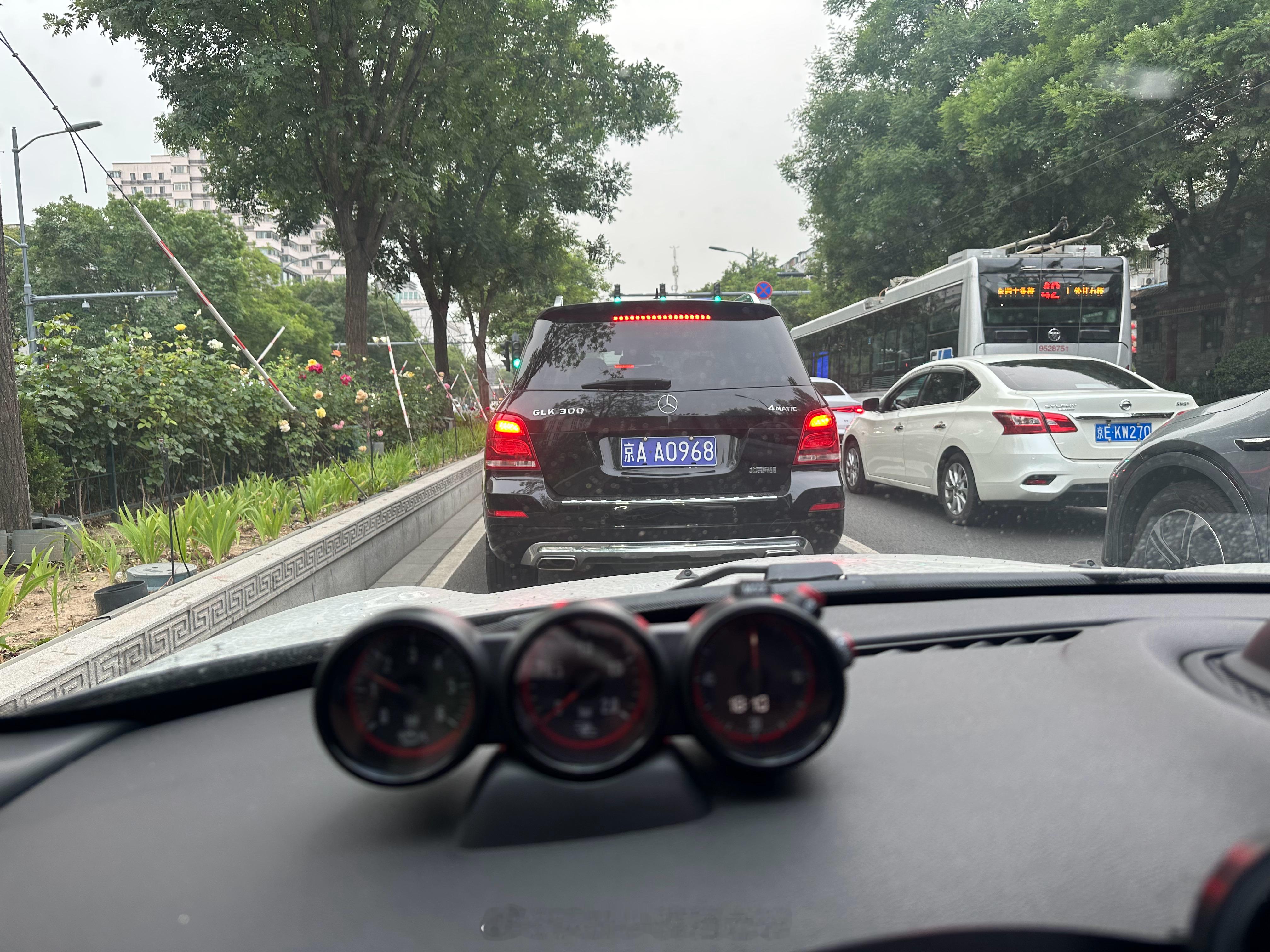 老车牌的颜色好久不见了​​​