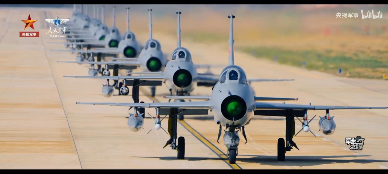 我军歼7战机最新大象漫步画面，看起来真壮观[赞]首飞六十周年了，歼7应该是我