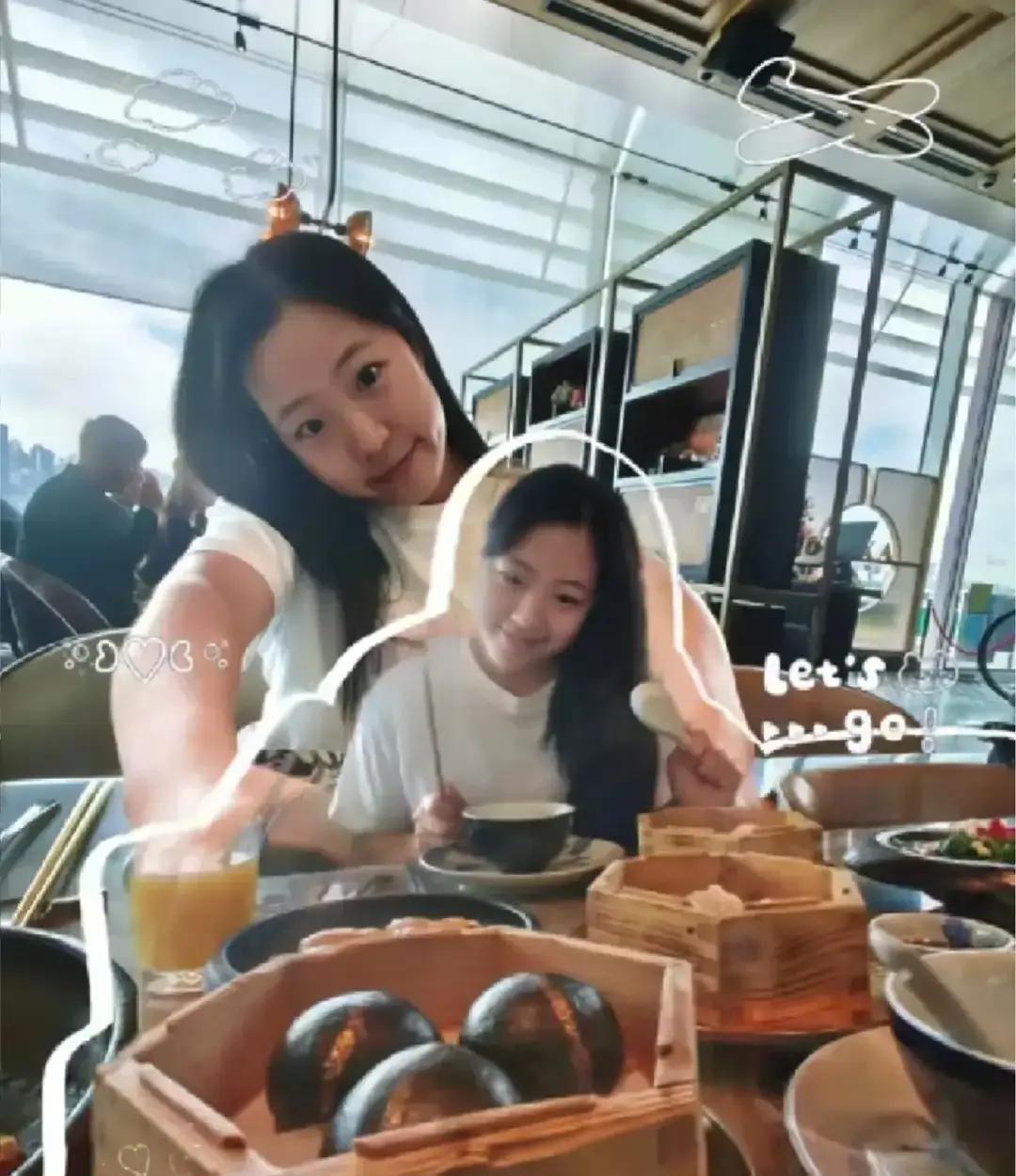 田志希最近挺忙的。不是训练，是跟队友吃饭。先和安宰贤聚，又和申裕斌约，状态看着不