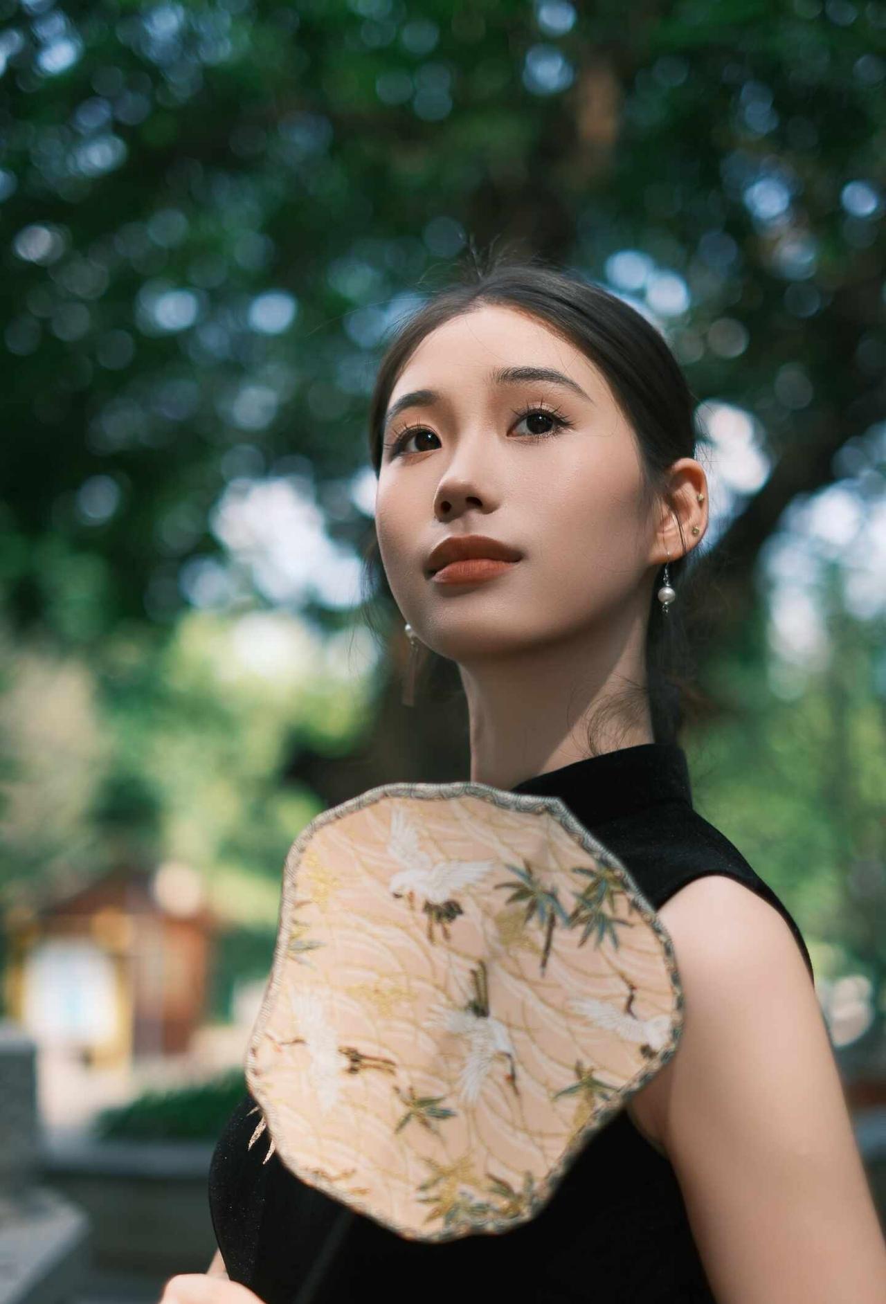 谁能拒绝黑旗袍带来的中式清冷感作为共情力满满的INFP摄影师，擅长挖掘普通人身