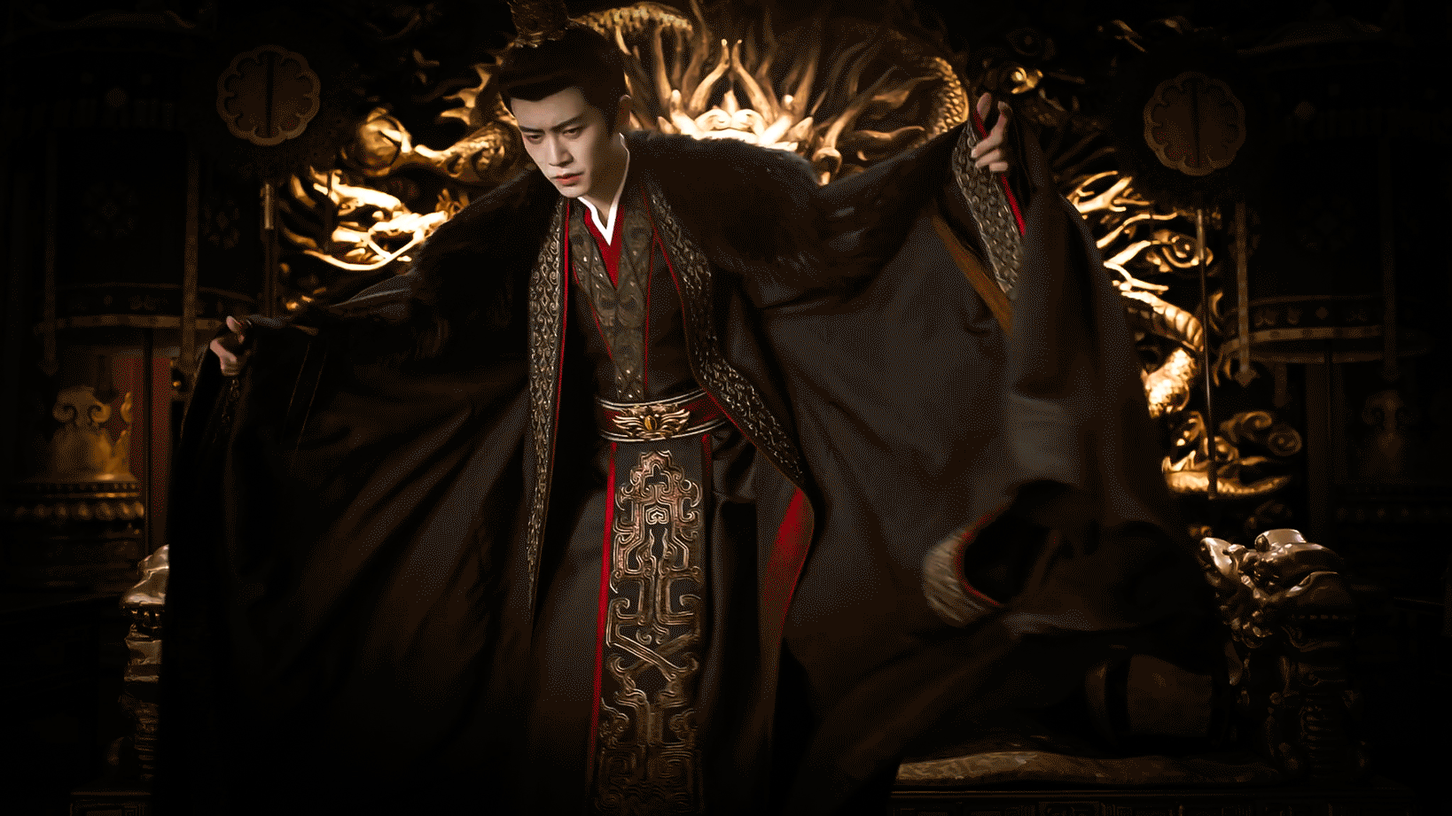 其实我觉得任嘉伦真的应该演一部帝王传记，他真的太适合了！他在凤凰台上里面的坐姿非