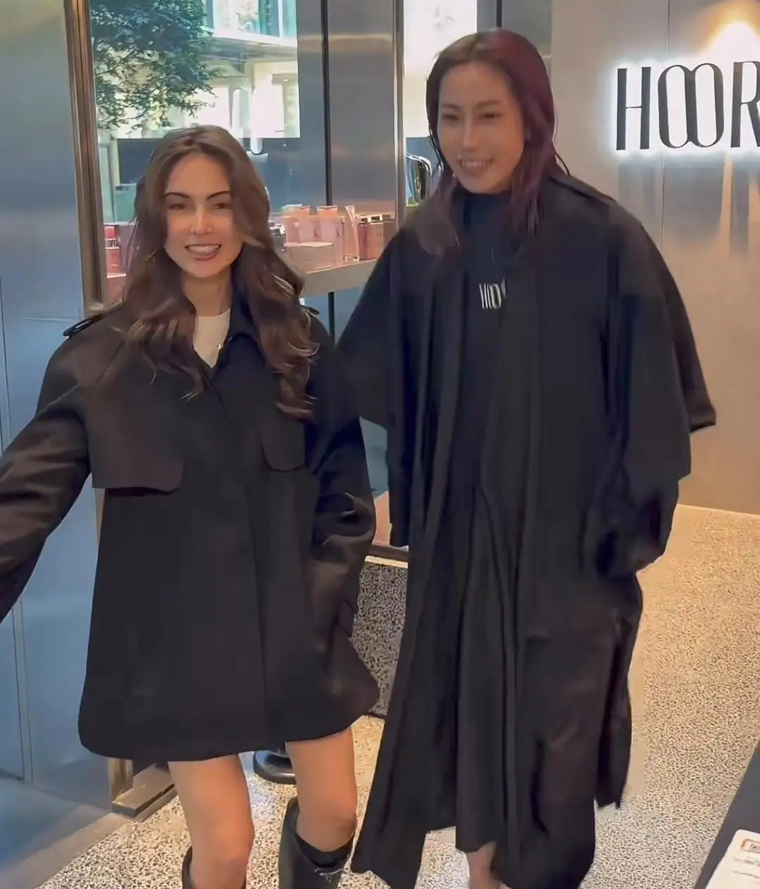 周杰伦老婆昆凌现身墨尔本一家造型工作室，她做了一款长卷发，看起来好漂亮，她好会享