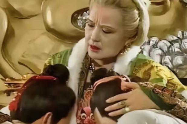 77岁的武则天筋疲力尽，没曾想，当她沉沉睡去之后，张昌宗却偷偷溜去了隔壁偏殿，门