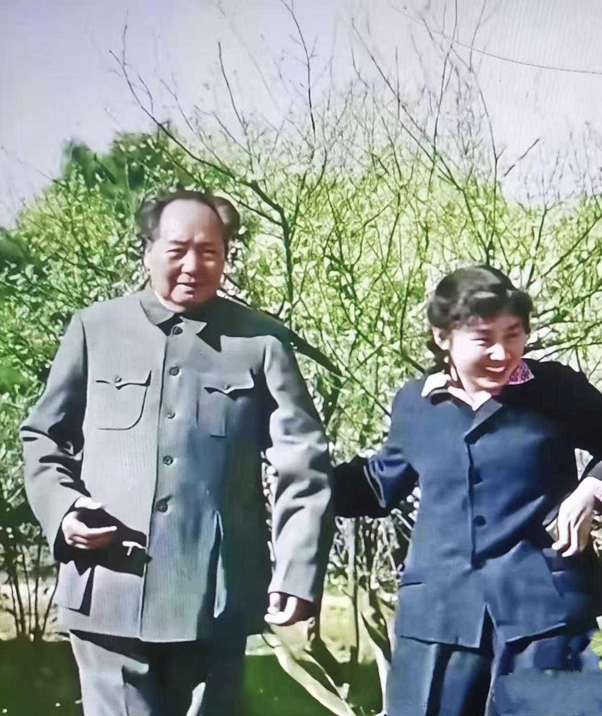 这张让人看了心头一暖的合影，很多人都说这是解放后两人拍下的珍贵瞬间，照片里的毛主