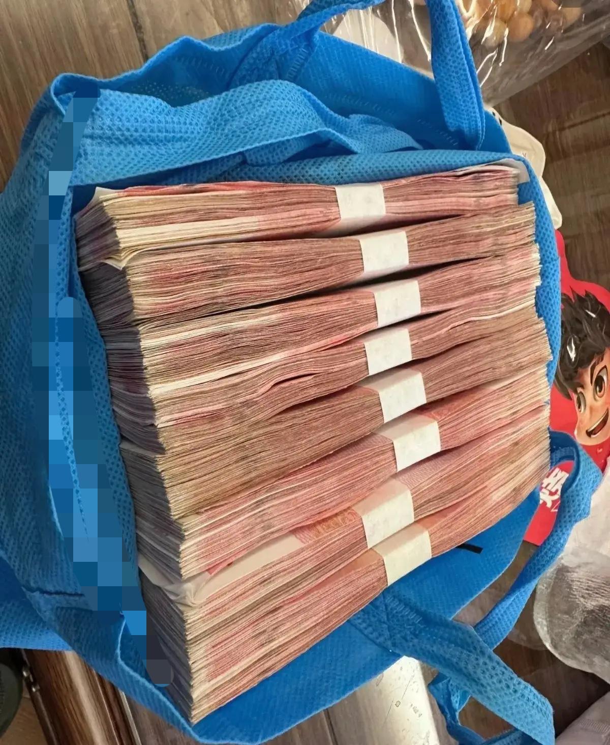 5年前。我跟舅舅借了25万开餐馆。昨天，我在银行取了现金，拿去舅舅家还给他。他当