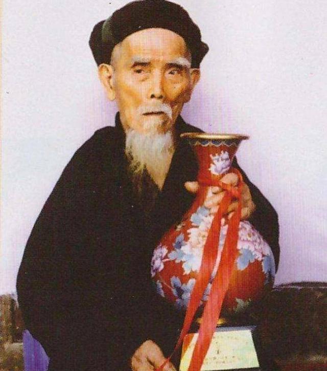“中国长寿之王”龚来发，终身未娶活到133岁，可匪夷所思的是，他却有一个公认的“