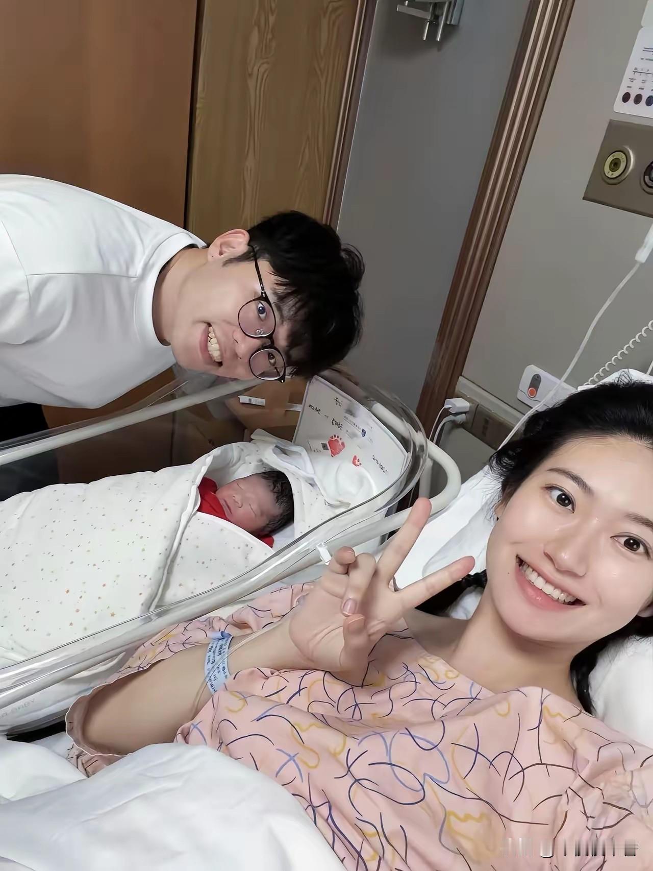 一胎女儿，毫不犹豫生了二胎。二胎女儿，想都没想就拼了三胎，拼拼三胎生怕又留下遗憾