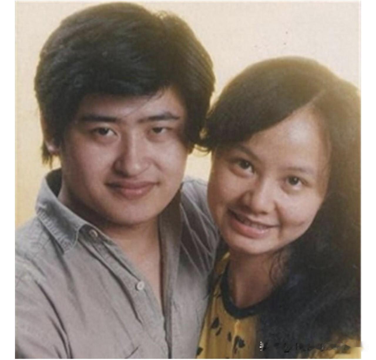 1988年刘欢到长沙演出，和长沙电视台主持人卢璐相聚短短九天，刘欢就向卢璐求婚，