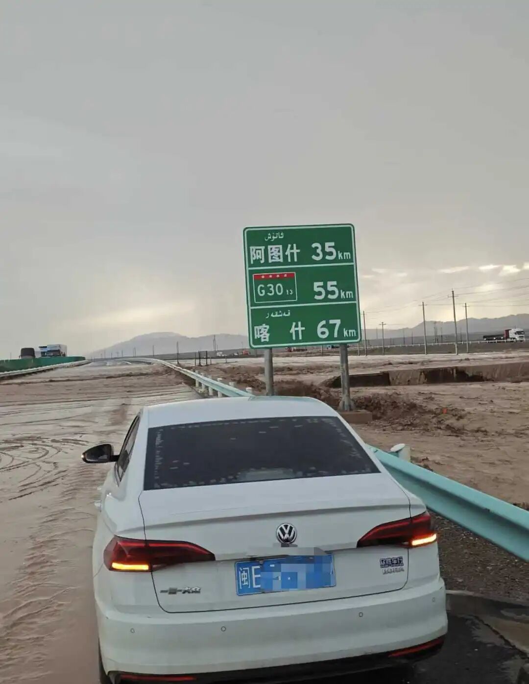 新疆塔克拉玛干沙漠边缘地带现洪水