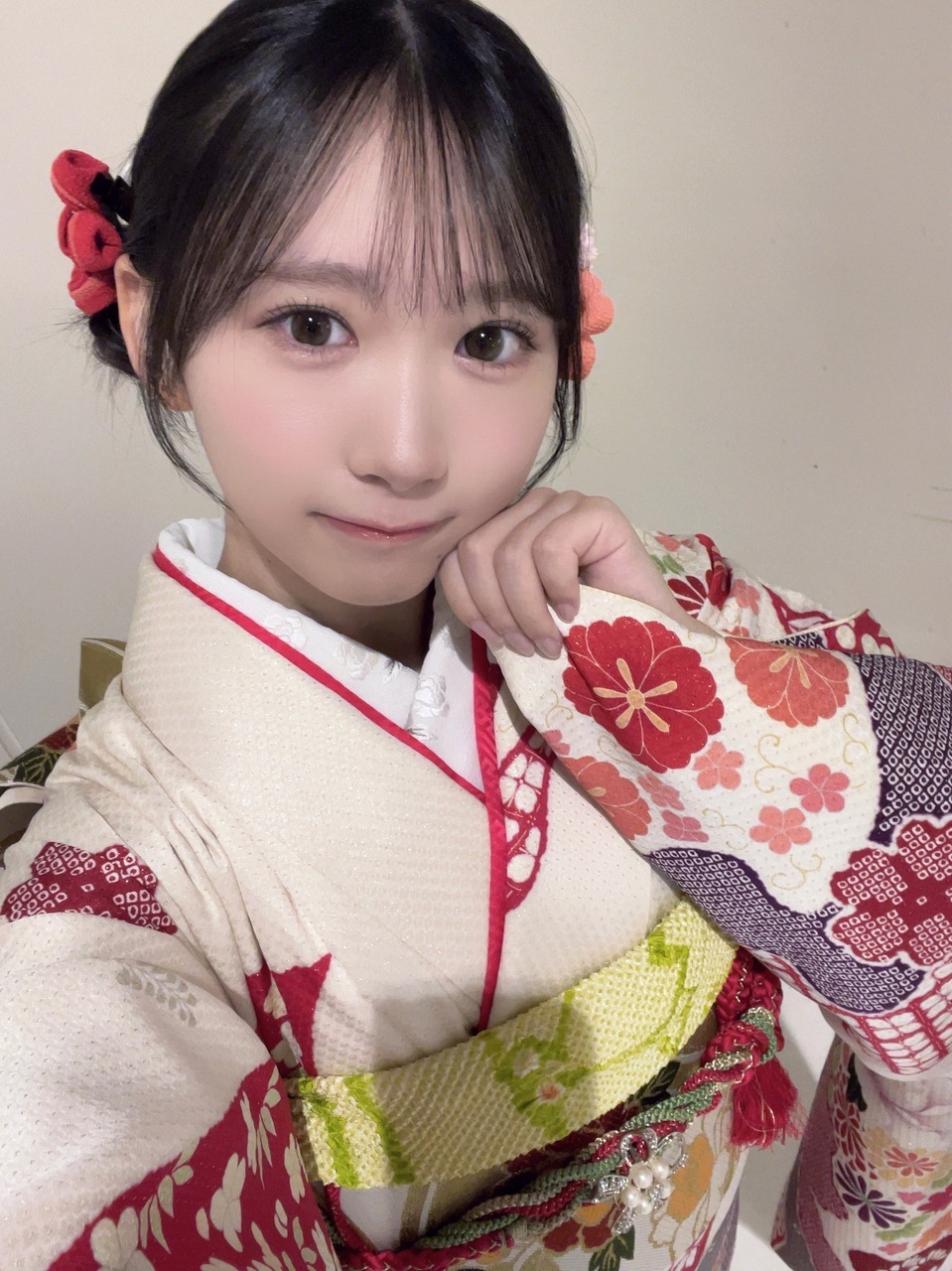 藤嶌果歩「今年の初食事は楽屋で食べたサーモン寿司！🍣初デザートはチョコバナナタ