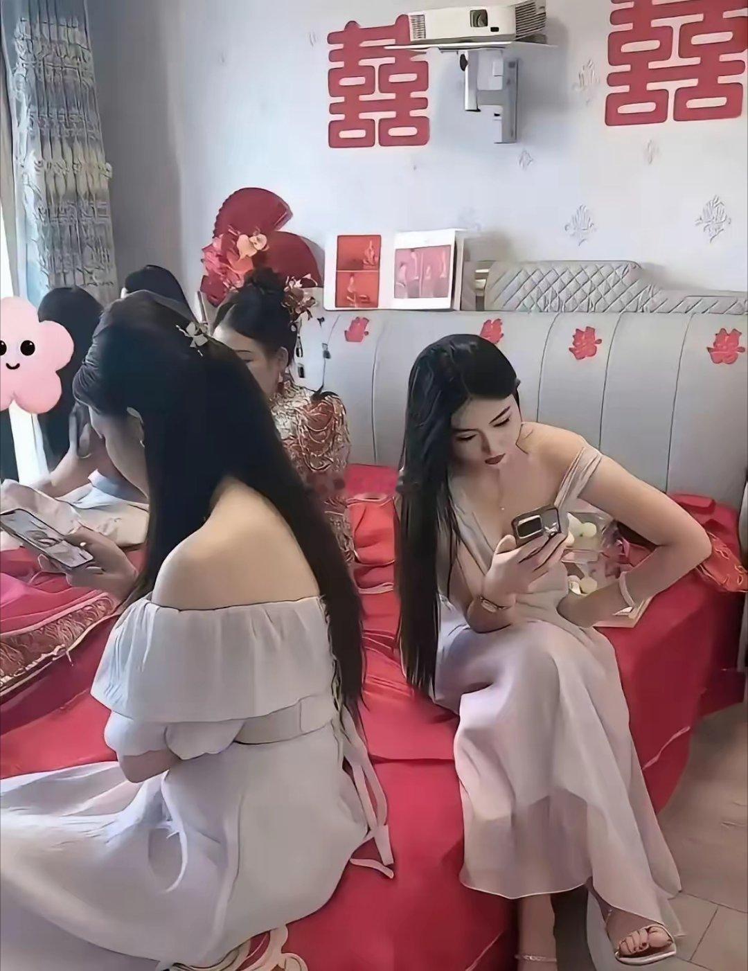 新娘的威风都被伴娘抢走了
