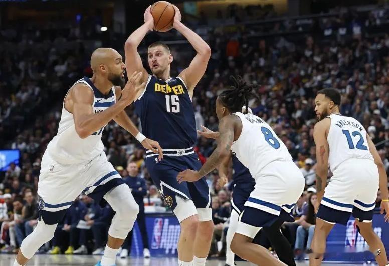 掘金若能首轮翻盘森林狼，关键就看这两人！1，必须要支棱起来的约基奇，对掘金来说