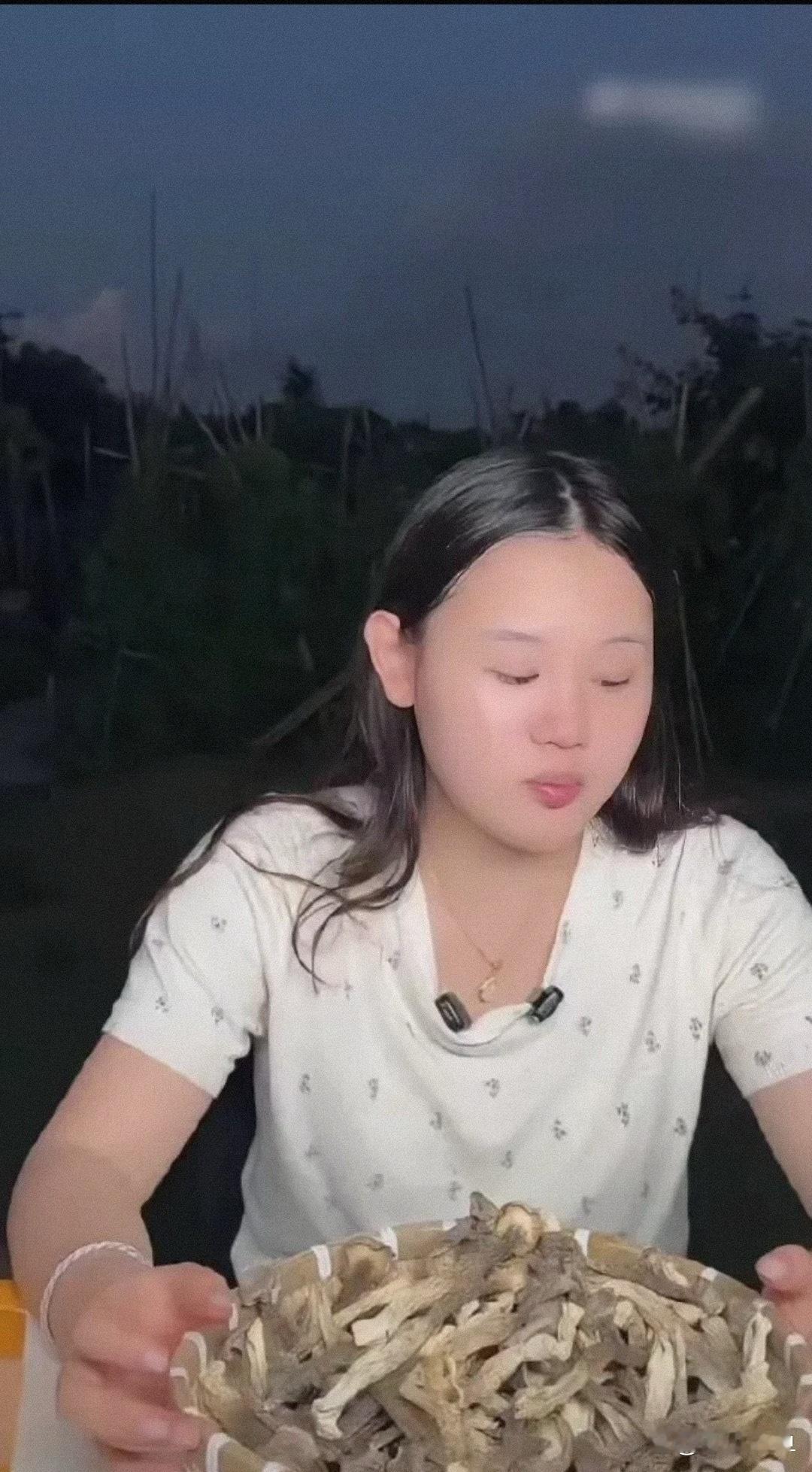 傅园慧已经入职浙江大学当老师了，张家齐还在直播间卖货！张家齐到底差在哪里？毕竟，