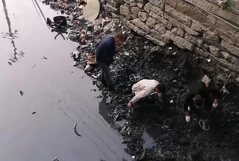 苏州古运河清除淤泥，几十位淘宝者拿着金属探测仪在河道里寻宝，难道不违法吗？按照
