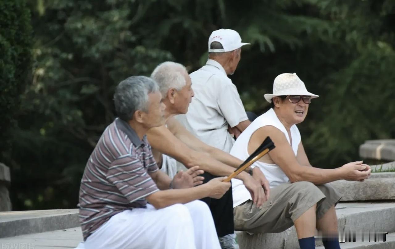 退休后别再做“守财奴”！但也别当“月光族”隔壁老张退休金5000，顿顿白粥配