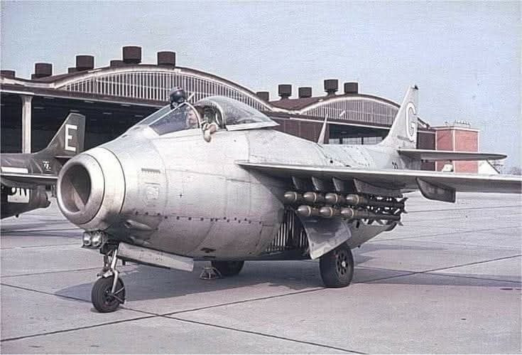 一架瑞典空军的萨博J29B“隧道”（Tunnen，意为“桶”）战斗机，机翼下挂