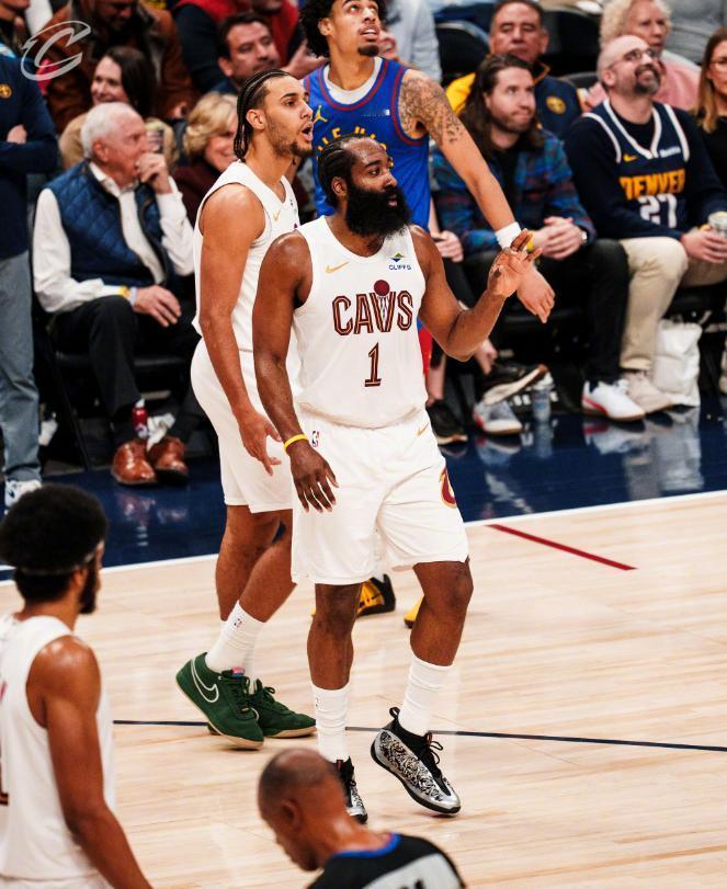 突然明白，为什么哈登要弃快船择骑士了，并不是说快船不好，而是以目前的情况来看，骑