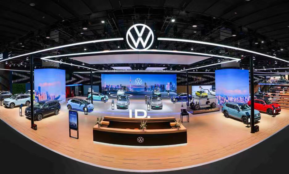 最近国外汽车圈传来两个消息，反差有点大。看完就能明白，全球市场格局正在悄悄变天！