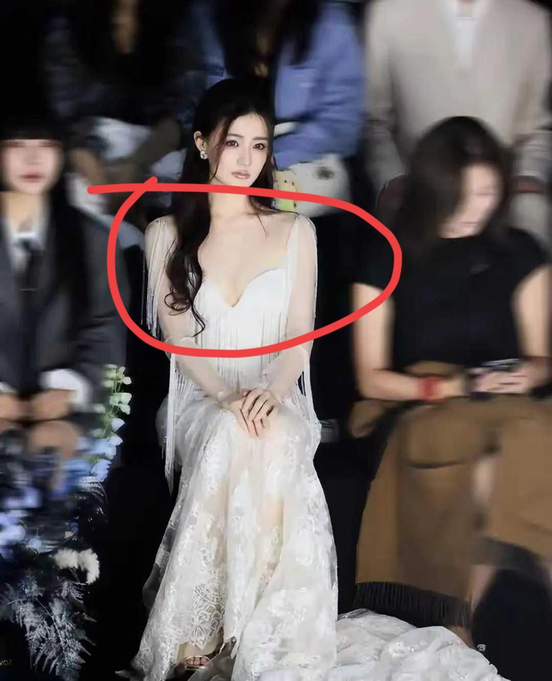 优雅永不过时！徐璐外貌与气质频被外界评价，有人认为其风姿同样展现了东方女性优雅