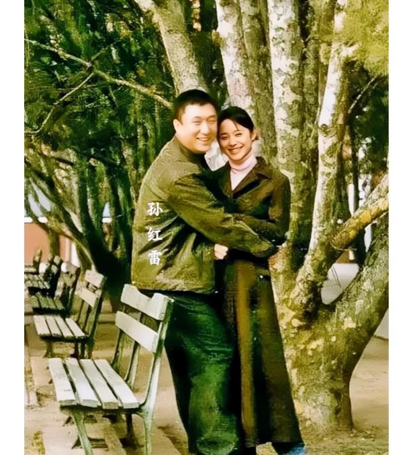 2003年，孙红雷与一位女子在公园里，留下的美好瞬间。孙红雷当时33岁，阳光帅气